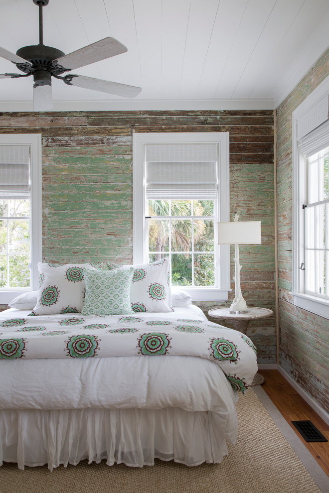 Foto de dormitorio principal costero con suelo de madera en tonos medios