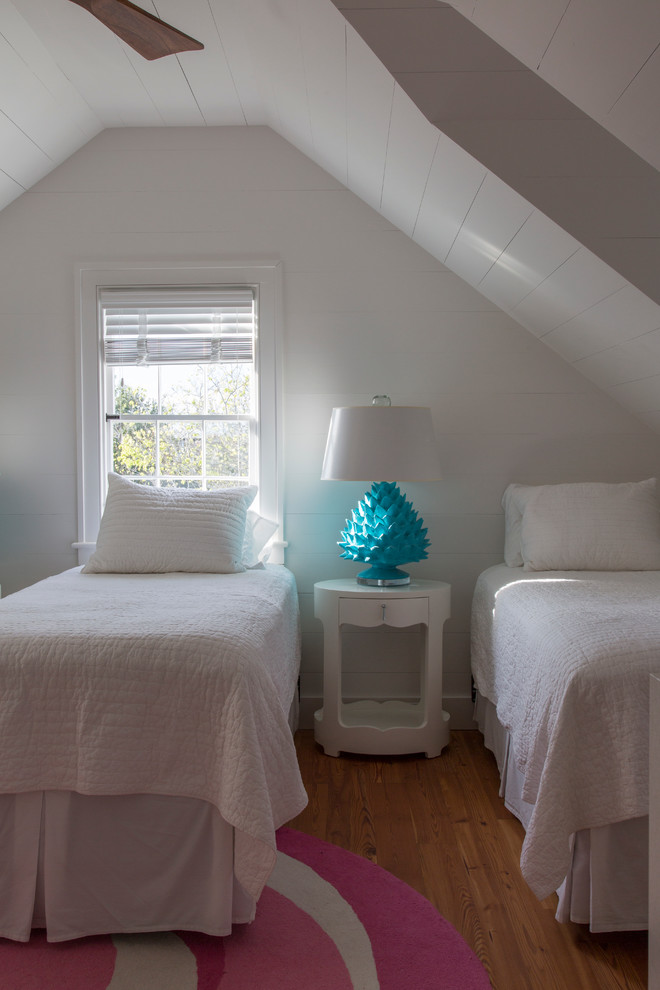 Foto di una piccola camera da letto stile marinaro con pareti bianche e pavimento in legno massello medio