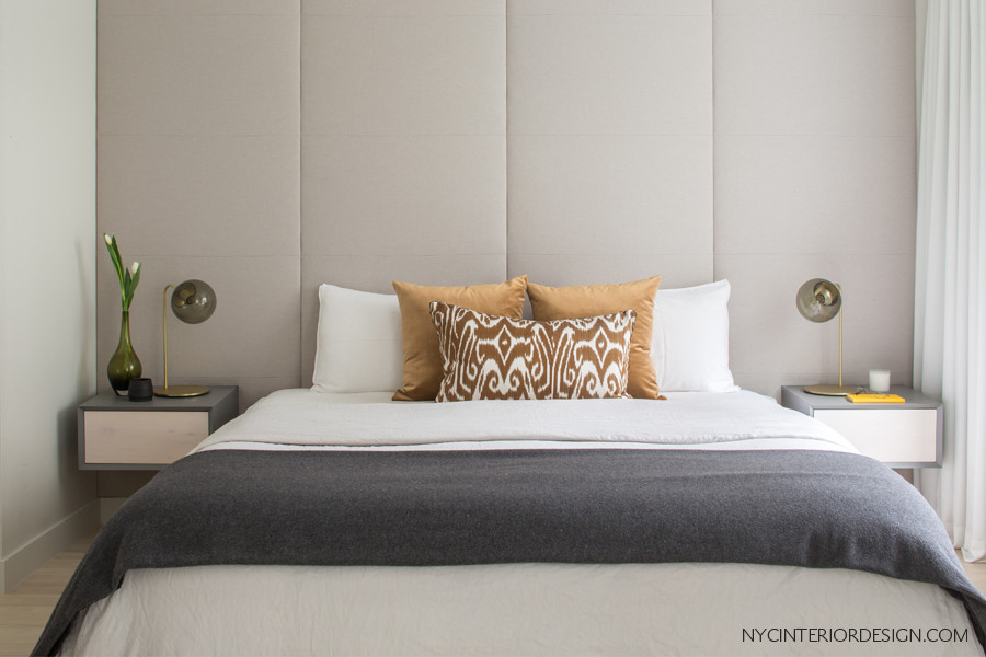 Mittelgroßes Modernes Hauptschlafzimmer mit grauer Wandfarbe und hellem Holzboden in New York