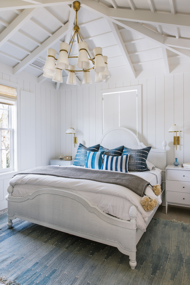 Diseño de dormitorio costero con paredes blancas