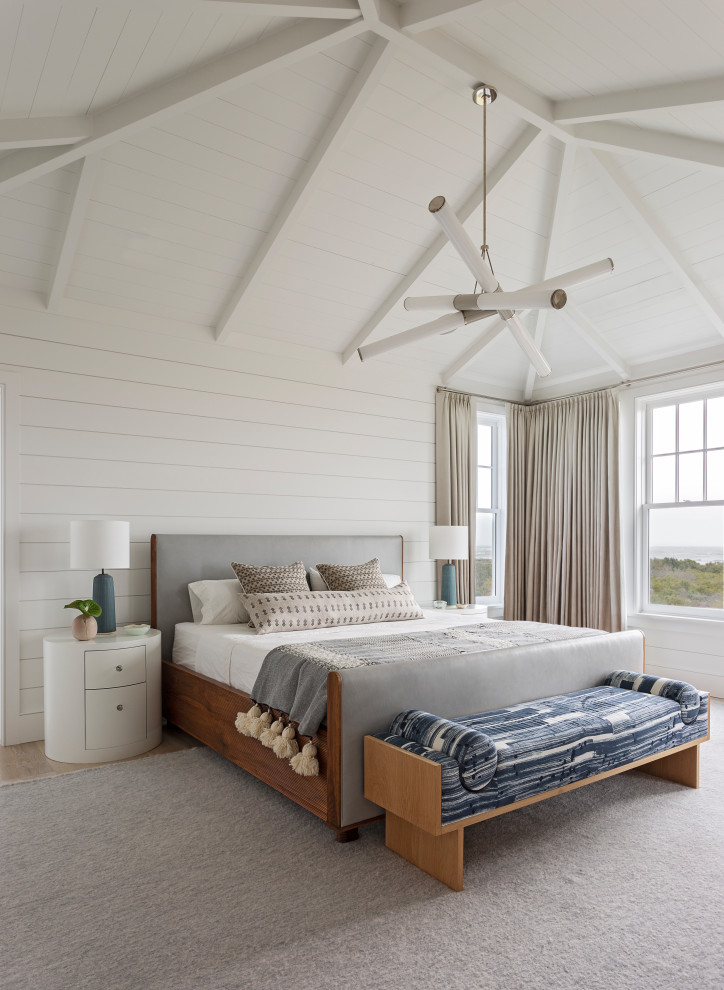 На фото: большая хозяйская спальня в морском стиле с белыми стенами, ковровым покрытием и серым полом с