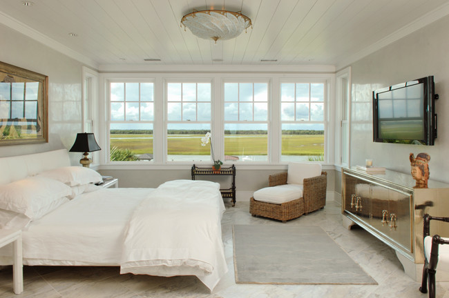 Foto di una camera matrimoniale stile marino con pareti bianche e pavimento in marmo