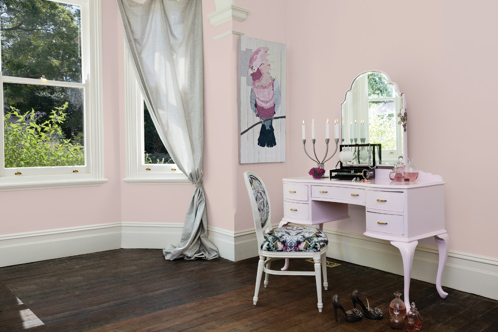 Ispirazione per una camera da letto con pareti rosa