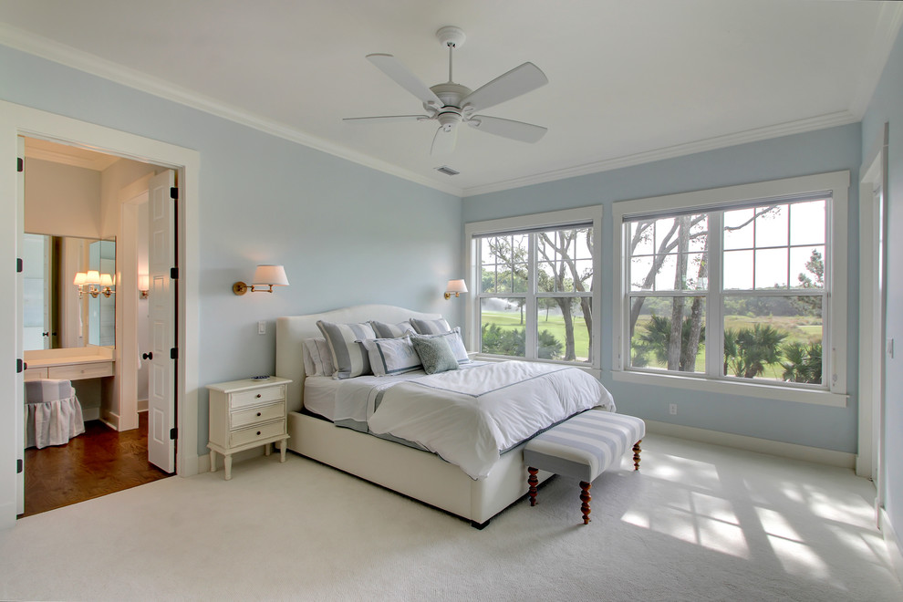 Modelo de dormitorio principal clásico renovado grande sin chimenea con paredes azules, moqueta y suelo gris