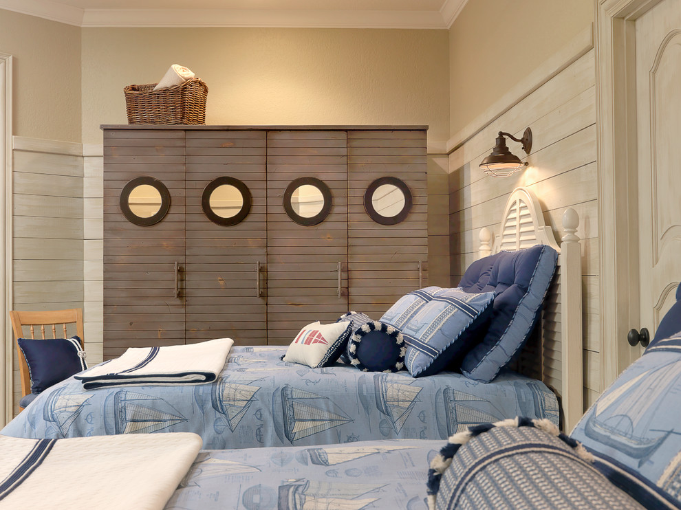 Стильный дизайн: гостевая спальня (комната для гостей) в морском стиле с бежевыми стенами - последний тренд