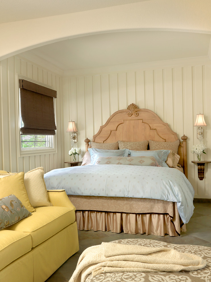 Diseño de dormitorio marinero sin chimenea con paredes blancas y suelo de pizarra