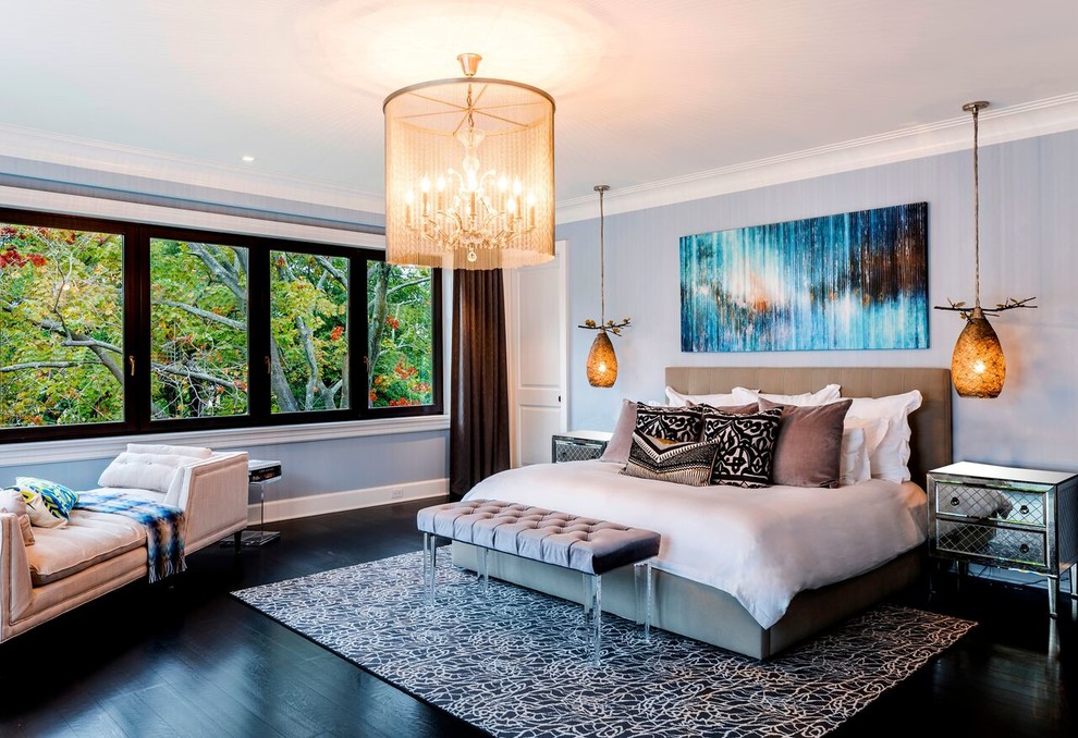 Modernes Schlafzimmer ohne Kamin mit grauer Wandfarbe, dunklem Holzboden und schwarzem Boden in Miami