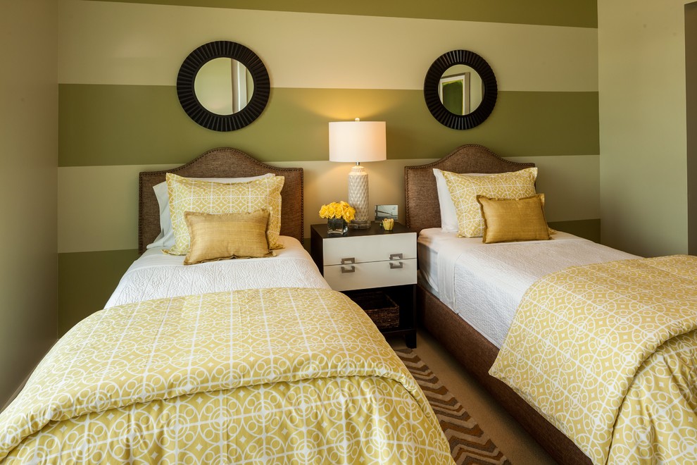 ポートランドにある中くらいなコンテンポラリースタイルのおしゃれな客用寝室 (マルチカラーの壁、カーペット敷き、暖炉なし、照明) のインテリア