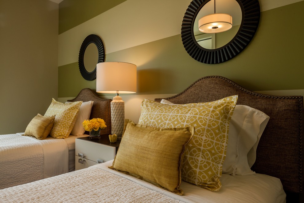 Идея дизайна: гостевая спальня среднего размера, (комната для гостей) в современном стиле с разноцветными стенами и ковровым покрытием без камина