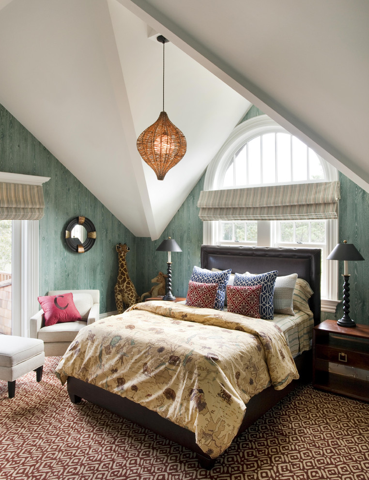 Стильный дизайн: спальня на мансарде в современном стиле с зелеными стенами - последний тренд