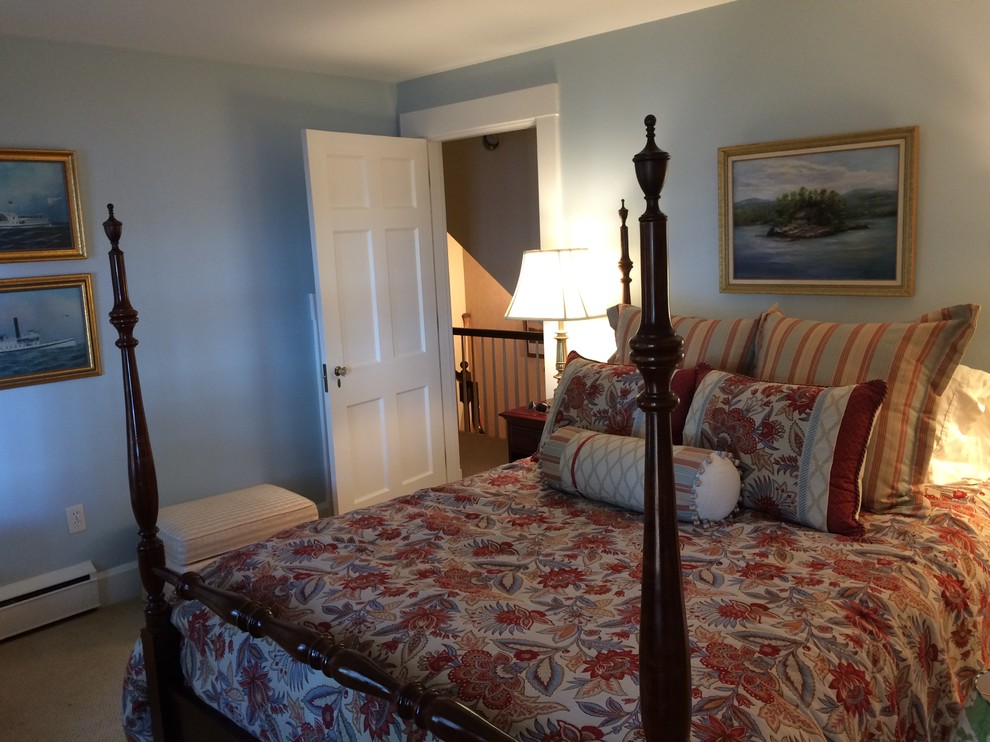 Mittelgroßes Klassisches Gästezimmer mit blauer Wandfarbe und Teppichboden in Portland Maine
