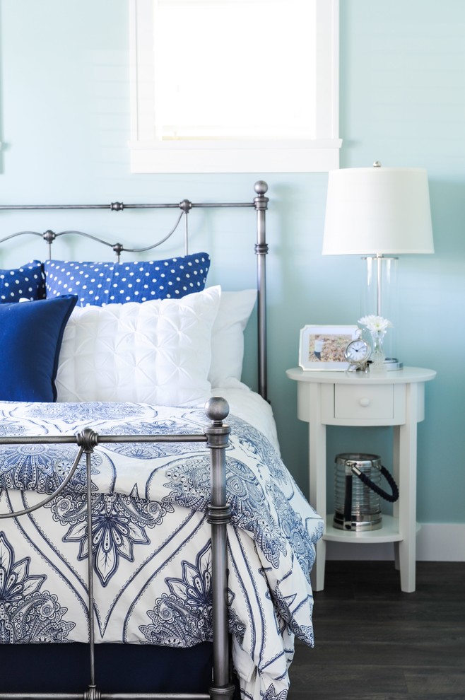 バンクーバーにある小さなビーチスタイルのおしゃれな客用寝室 (青い壁、リノリウムの床) のインテリア
