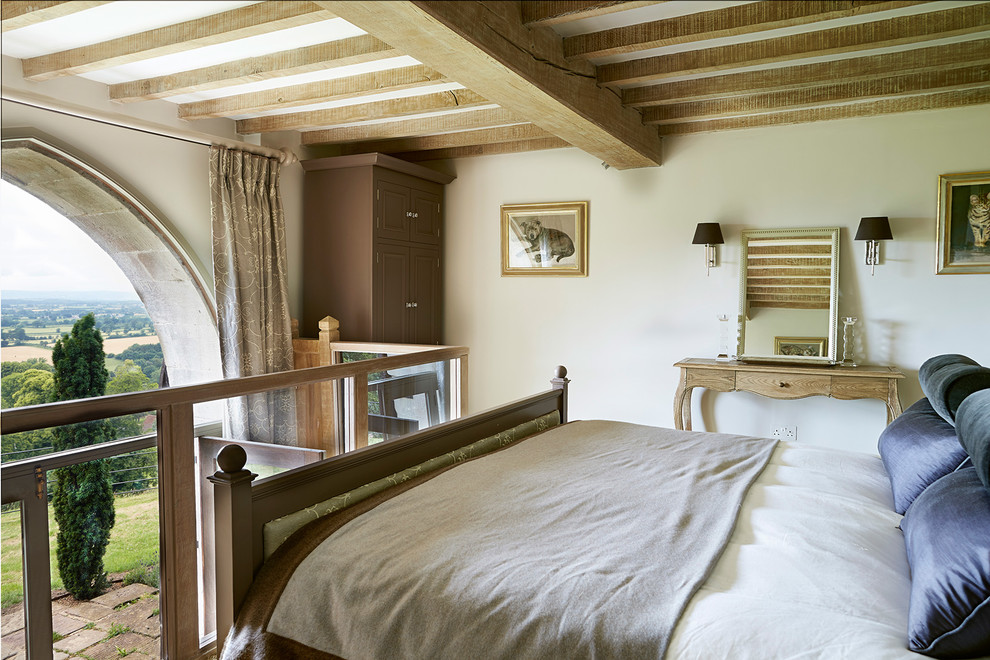 Mittelgroßes Rustikales Schlafzimmer mit beiger Wandfarbe in Gloucestershire