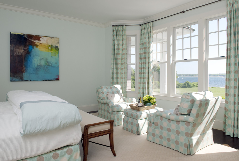 Imagen de dormitorio actual con paredes azules