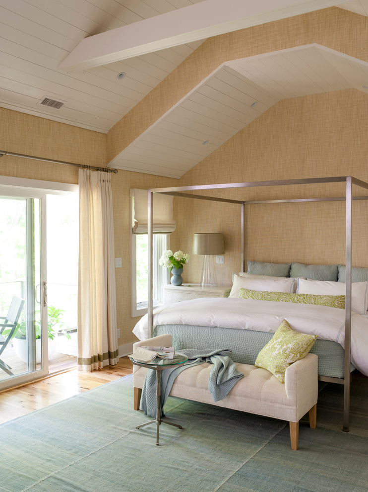 Стильный дизайн: большая хозяйская спальня в стиле неоклассика (современная классика) с белыми стенами и светлым паркетным полом без камина - последний тренд