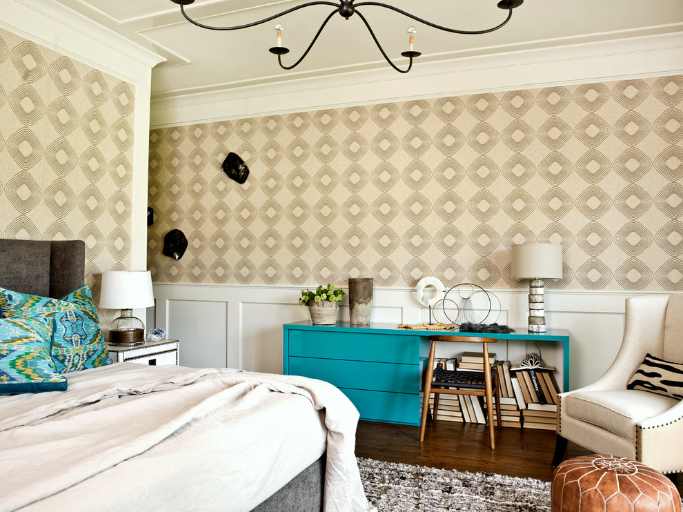 Diseño de dormitorio clásico renovado con paredes beige y suelo de madera oscura