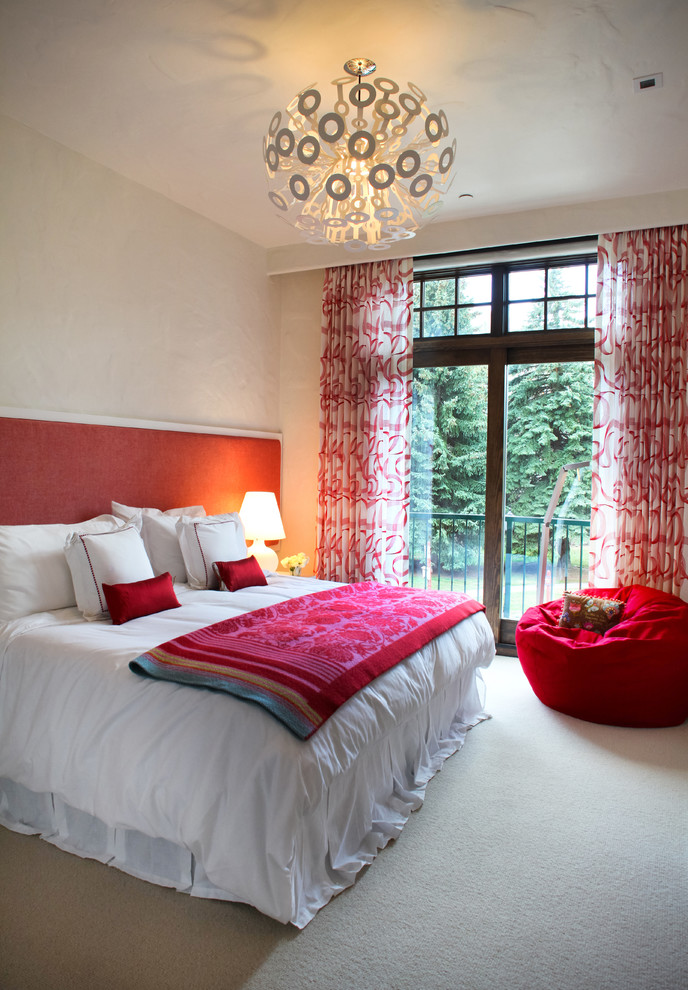 デンバーにあるコンテンポラリースタイルのおしゃれな寝室 (白い壁、赤いカーテン) のレイアウト