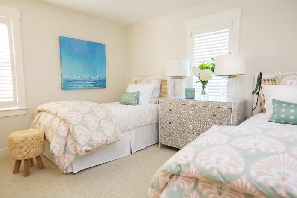 Imagen de habitación de invitados costera grande con paredes beige y moqueta