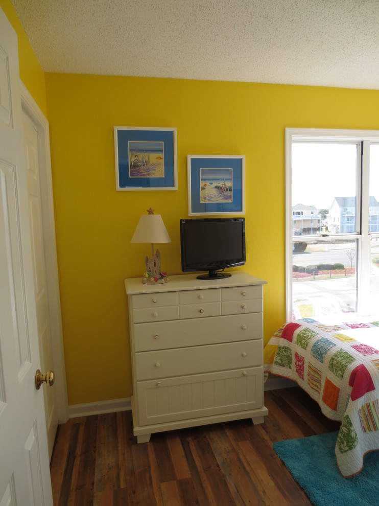 Modelo de habitación de invitados bohemia pequeña con paredes amarillas