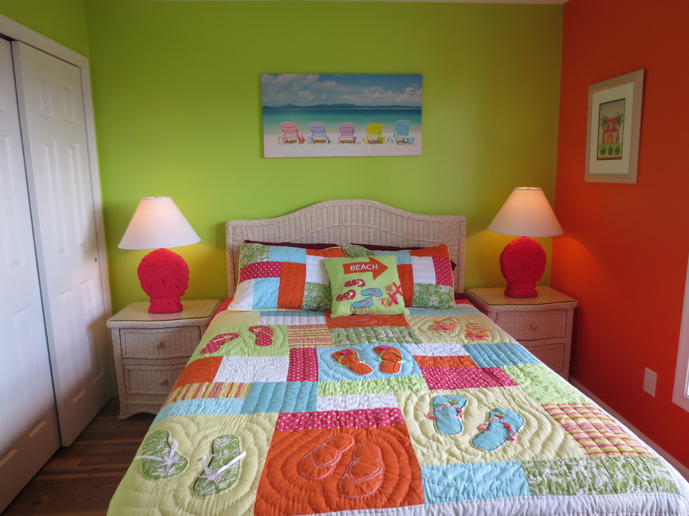 На фото: маленькая гостевая спальня (комната для гостей) в морском стиле с разноцветными стенами для на участке и в саду с