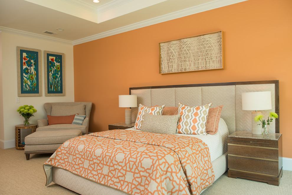 На фото: спальня среднего размера в классическом стиле с оранжевыми стенами и ковровым покрытием без камина с