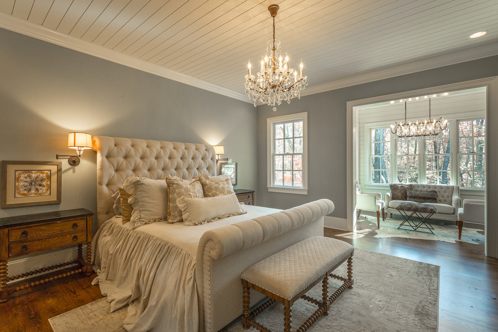 Стильный дизайн: хозяйская спальня в классическом стиле с серыми стенами, темным паркетным полом и коричневым полом без камина - последний тренд