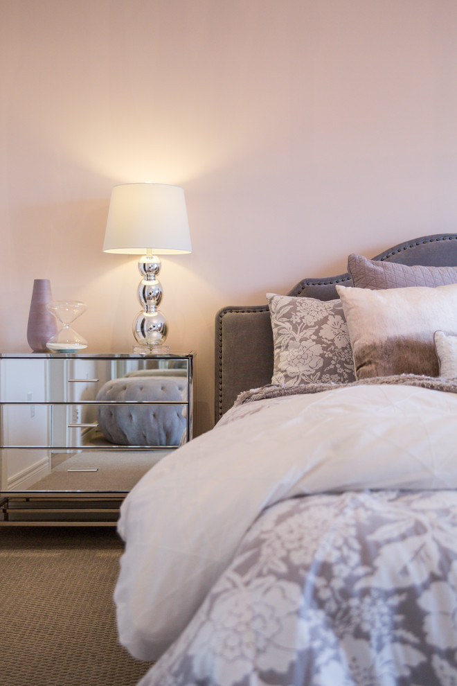 Стильный дизайн: хозяйская спальня среднего размера в скандинавском стиле с розовыми стенами, ковровым покрытием и серым полом - последний тренд