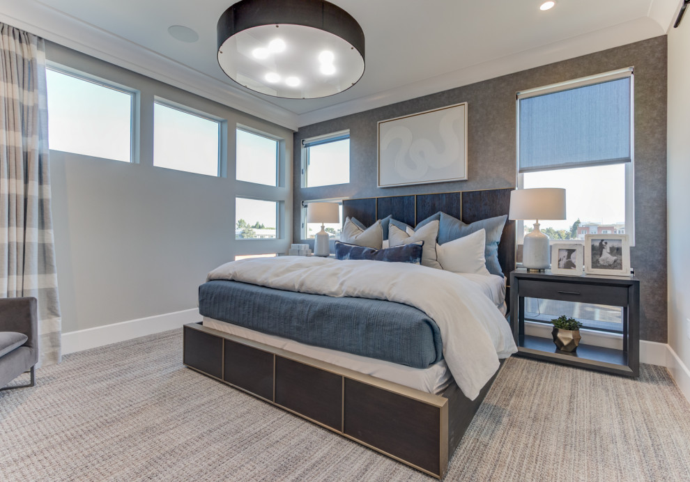 Imagen de dormitorio principal con moqueta y suelo beige