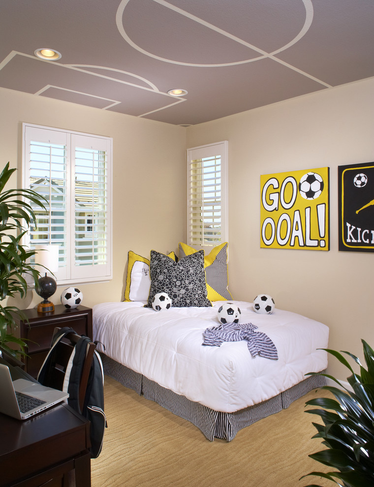 Esempio di una camera da letto chic di medie dimensioni con pareti beige e moquette
