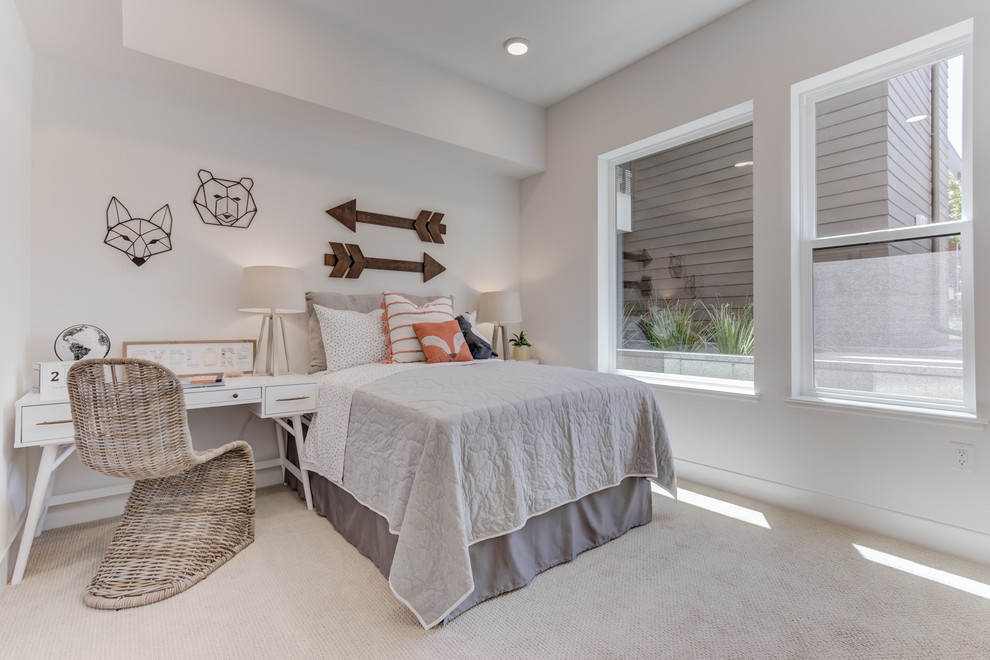 Immagine di una camera degli ospiti con pareti bianche, moquette e pavimento beige