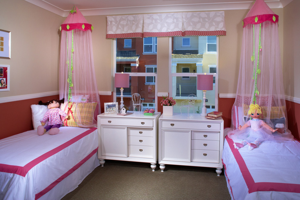 На фото: гостевая спальня среднего размера, (комната для гостей) в стиле неоклассика (современная классика) с розовыми стенами и ковровым покрытием