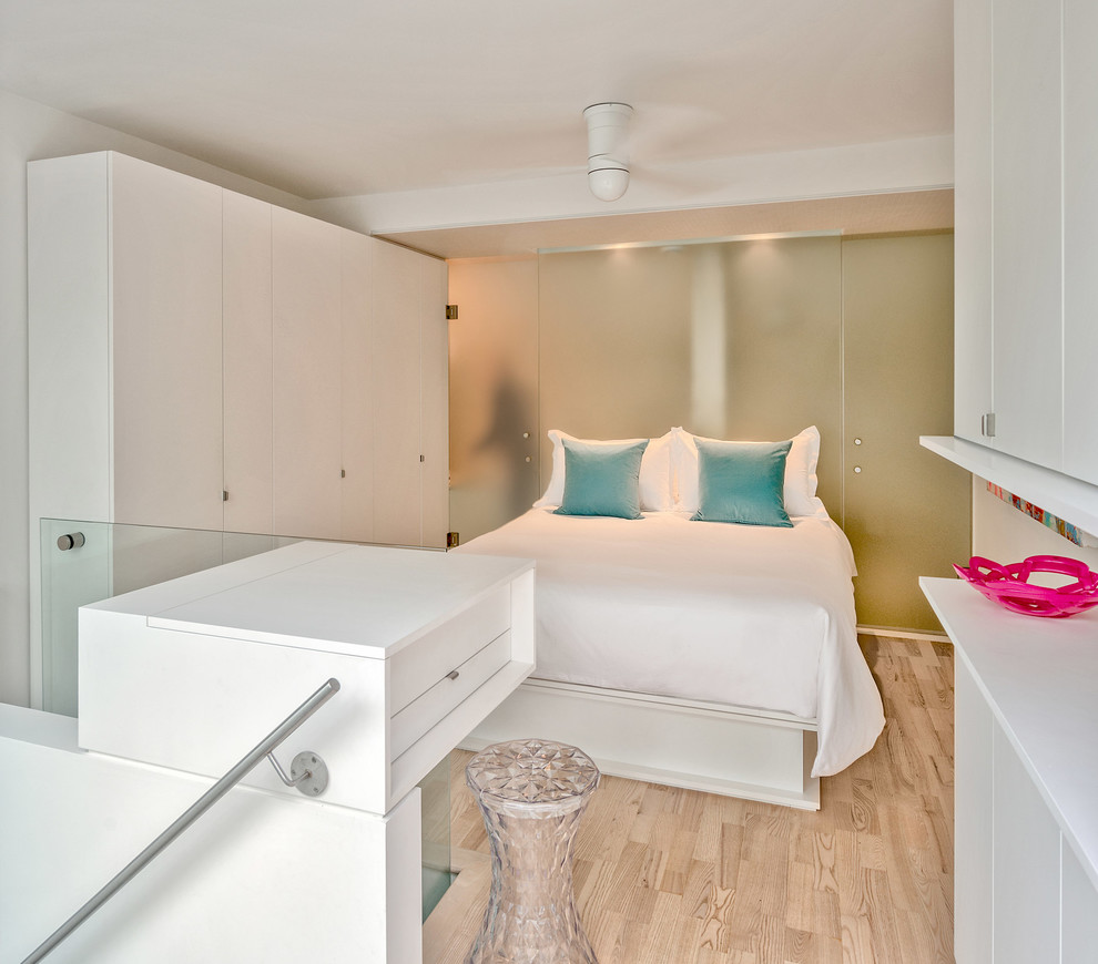 На фото: спальня на антресоли, на мансарде в современном стиле с белыми стенами и светлым паркетным полом