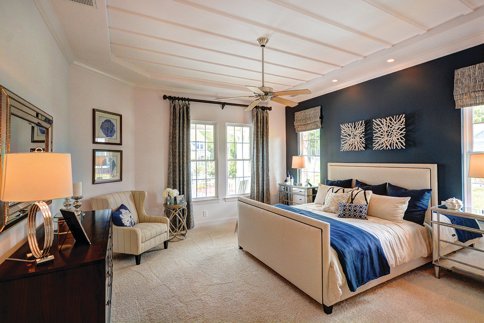 Ispirazione per una grande camera matrimoniale stile marino con pareti blu e moquette