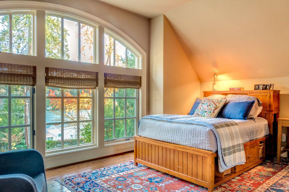 Foto de habitación de invitados clásica con paredes beige y suelo de madera en tonos medios