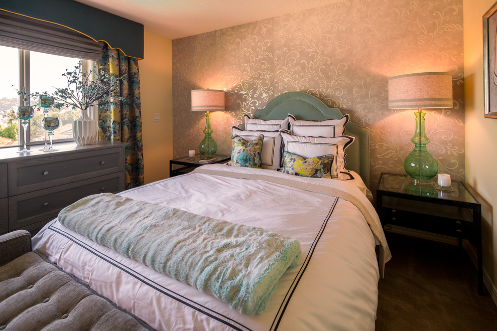 Свежая идея для дизайна: хозяйская спальня среднего размера в классическом стиле с ковровым покрытием и акцентной стеной без камина - отличное фото интерьера