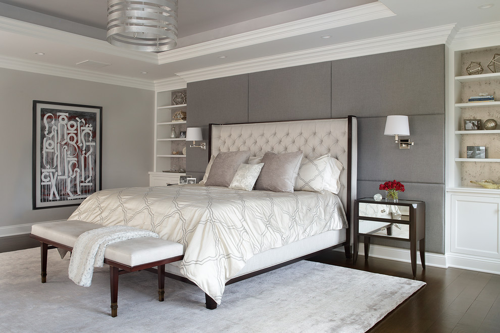 ニューヨークにある広いトランジショナルスタイルのおしゃれな主寝室 (グレーの壁、濃色無垢フローリング、茶色い床、グレーとブラウン) のレイアウト