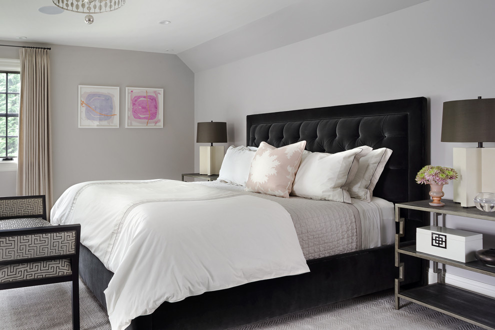 ニューヨークにある中くらいなトランジショナルスタイルのおしゃれな客用寝室 (グレーの壁、濃色無垢フローリング、標準型暖炉、木材の暖炉まわり、茶色い床) のレイアウト