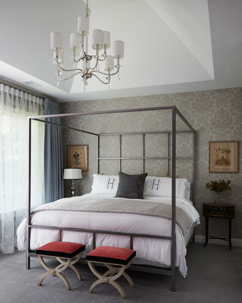 На фото: хозяйская спальня среднего размера в классическом стиле с серыми стенами и ковровым покрытием