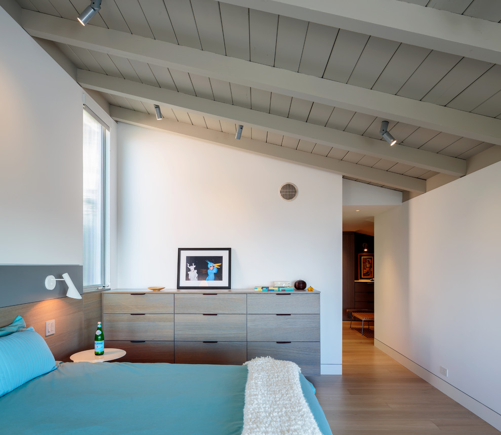 Foto de dormitorio principal retro de tamaño medio con paredes blancas y suelo de madera clara