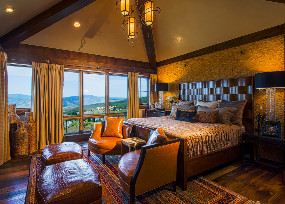 Ejemplo de dormitorio principal rural grande con suelo de madera en tonos medios
