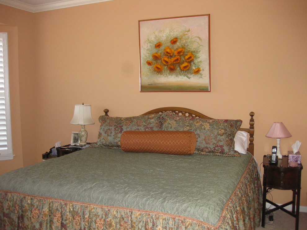 Diseño de dormitorio principal tradicional pequeño con parades naranjas y moqueta