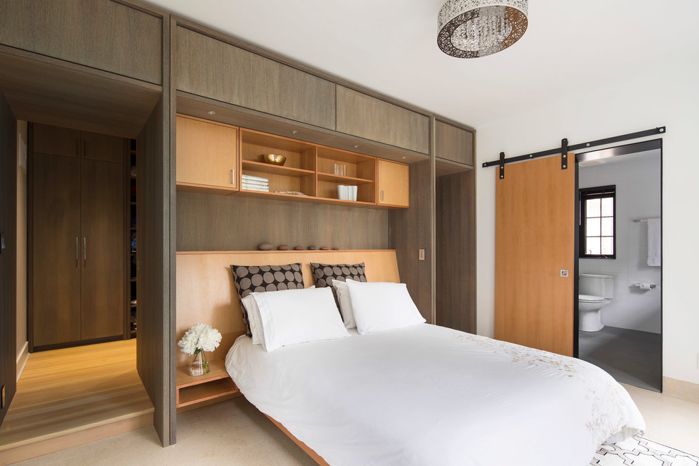 Пример оригинального дизайна: хозяйская спальня среднего размера в современном стиле с белыми стенами и бежевым полом