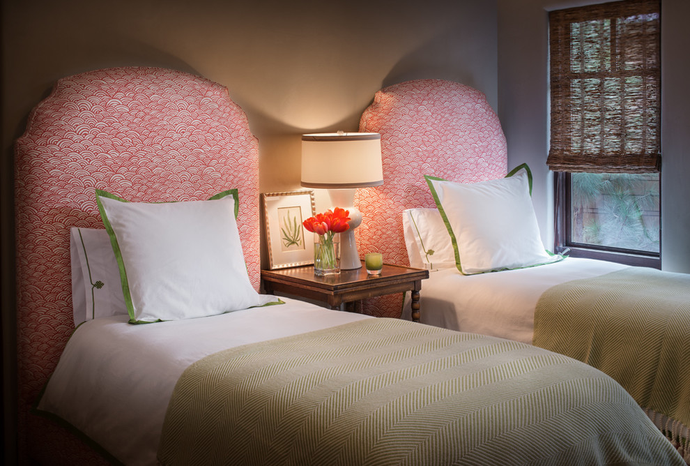 Ejemplo de dormitorio tradicional renovado con paredes beige
