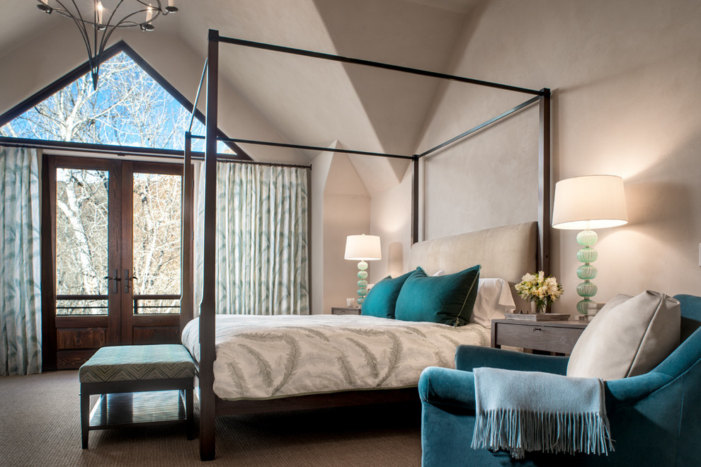 Идея дизайна: спальня в стиле неоклассика (современная классика) с бежевыми стенами и ковровым покрытием