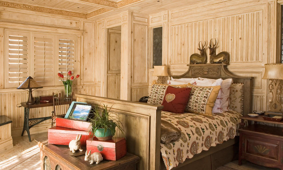 Aménagement d'une chambre montagne avec un sol en bois brun.