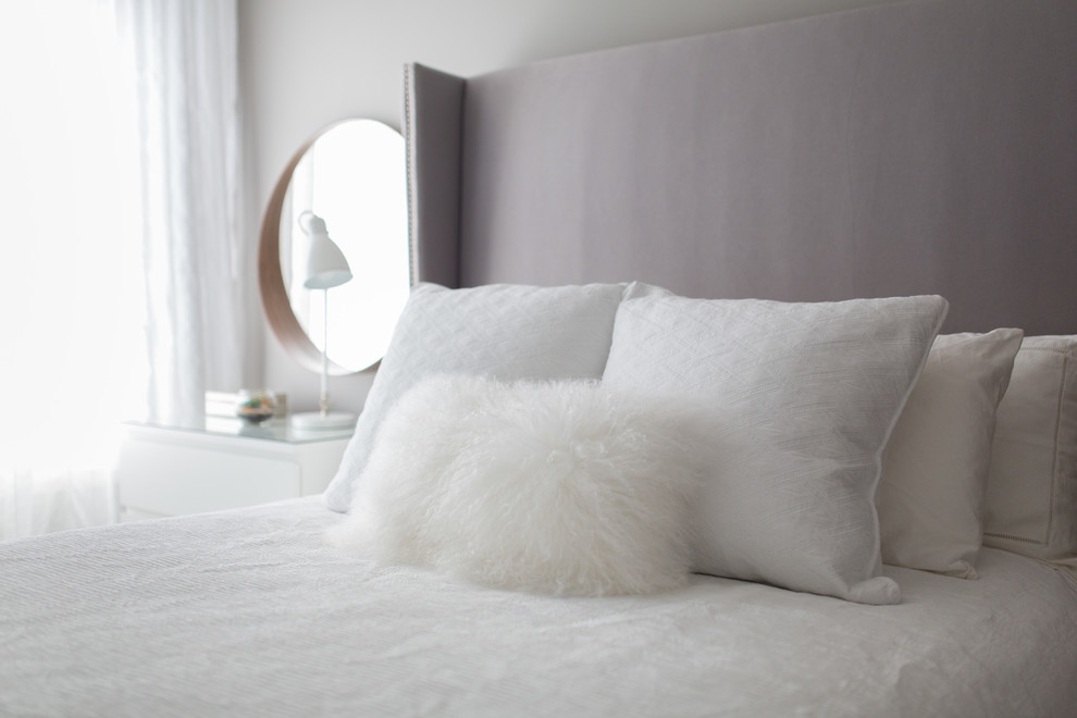 Ejemplo de dormitorio principal minimalista pequeño sin chimenea con paredes grises y suelo de madera en tonos medios