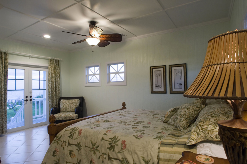 Источник вдохновения для домашнего уюта: большая хозяйская спальня в морском стиле с зелеными стенами и полом из известняка