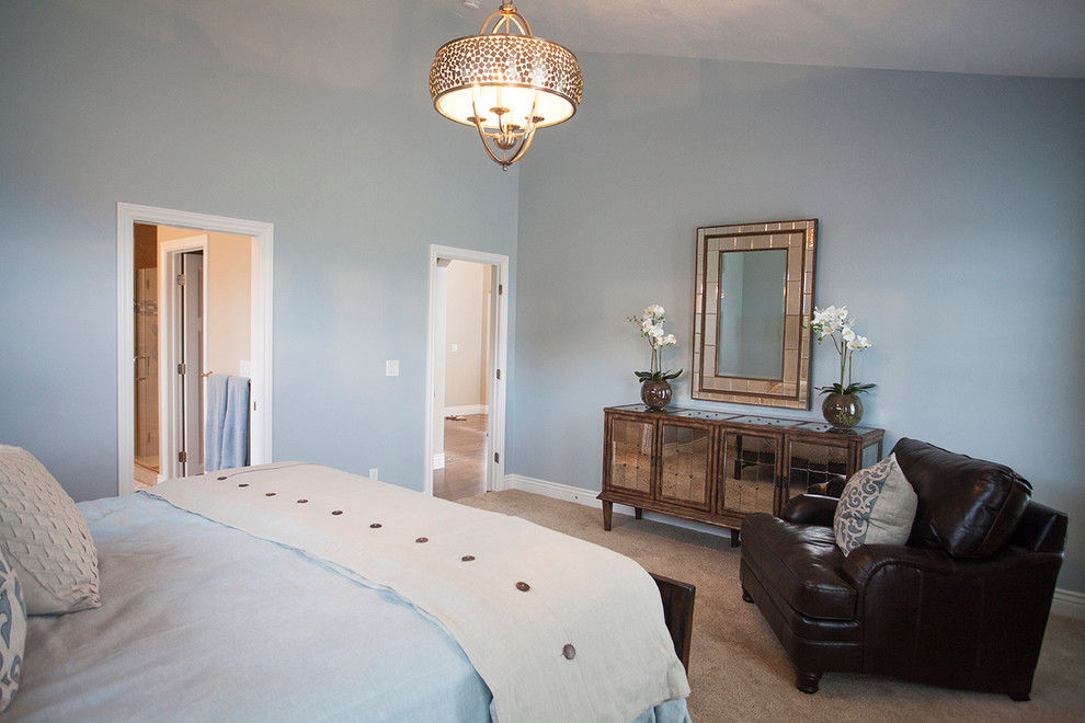 Foto de dormitorio principal de estilo americano grande sin chimenea con paredes azules y moqueta