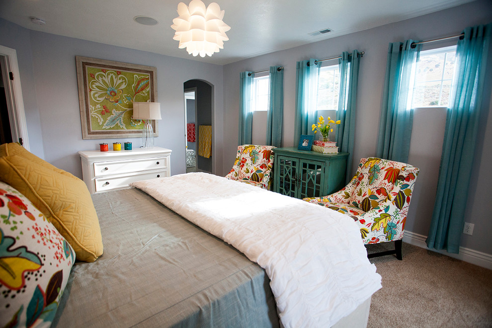 Modelo de dormitorio de estilo americano de tamaño medio con paredes grises y moqueta