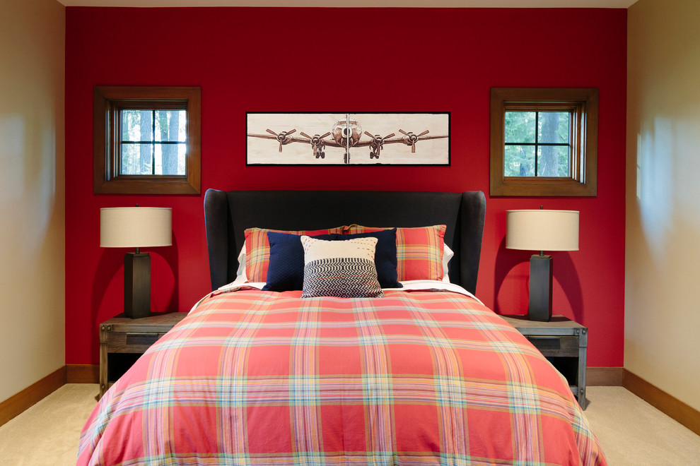 На фото: гостевая спальня среднего размера, (комната для гостей) в стиле рустика с красными стенами и ковровым покрытием без камина